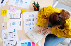 La escritura UX siempre debe estar en contacto con el diseño UX para crear experiencias de usuario más afables.