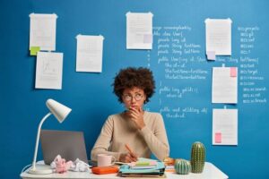 En cambio los UX writers se enfocan en crear textos persuasivos que funcionen en las apps y logren una mayor experiencia de usuario.