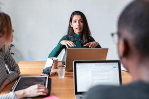 Un UX content strategist debe estar con todos los integrantes del equipo de marketing.