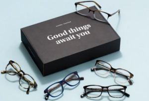 La marca Warby Parker utiliza storytelling hasta en sus empaques de lentes para atraer a su público.