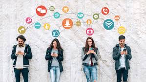 Los millennials son considerados los primeros en utilizar redes sociales como de comunicación instántanea.